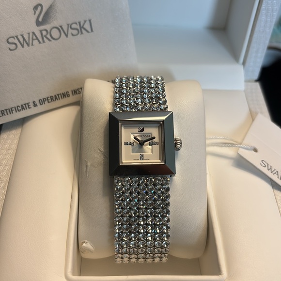 NEW Authentic Swiss Made Swarovski All Around Crystal Watch. Classic Time piece. - Picture 4 of 15